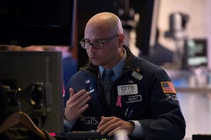 Giới đầu tư hào hứng với cổ phiếu bán lẻ, Dow Jones đảo ngược xu hướng